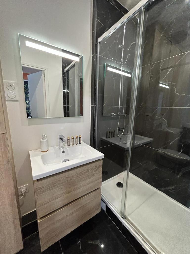 Stylish Modern Studio Apartment Parijs Buitenkant foto